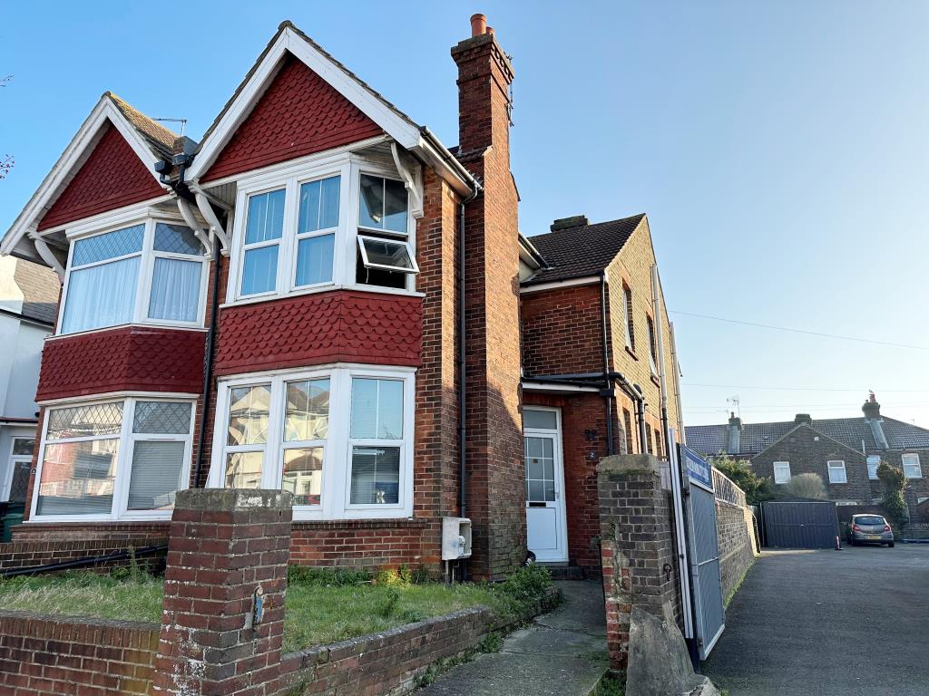 Lot: 91 - SIX-BEDROOM SEMI-DETACHED HOUSE CURRENTLY ARRANGED AS A HMO - Close up of outside a Semi detached property